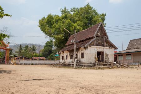 an crumbling Buddhist temple in northern Thailandの写真素材