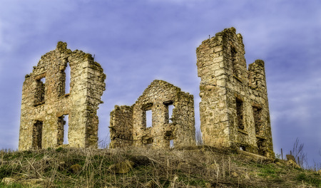 An old house stands in ruins on the Wisconsin prairieの写真素材
