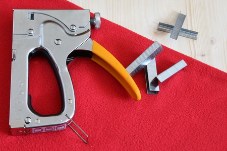 P?ichicen? red textile upholstery stapler to wood.の写真素材