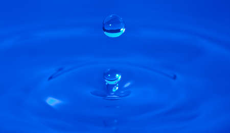 Drop of water captured with high speed macro photo - Blue gel filter- Shallow depth of field - Horizontalの写真素材