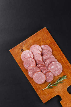 saveloy sausage slices on cutting board topviewの写真素材