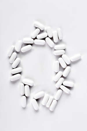 Circle from white pills, top view. White medical tablets on white background, top view.の写真素材