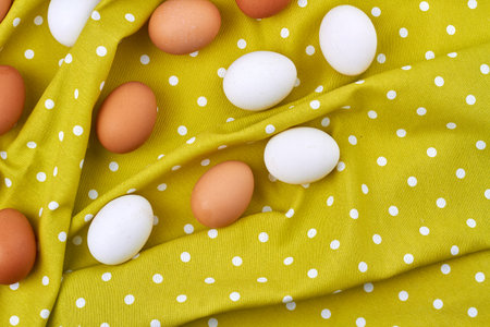 Uncooked white and brown eggs.の写真素材