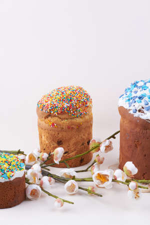 Traditional easter cakes and flowes.の写真素材
