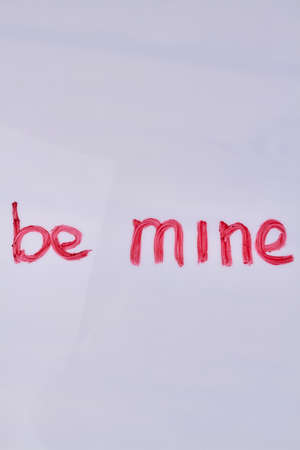 Top view of be mine hand-written love text. Copy space for text.の写真素材