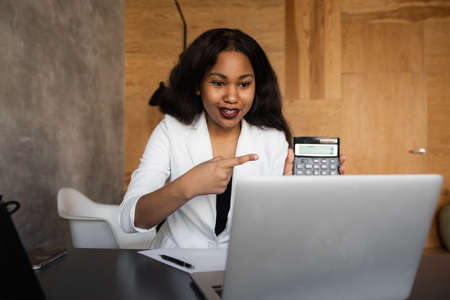 Black Business woman using laptop for analyzing data stock market, forex trading graph, stock exchange trading online, financial investment concept. close upの写真素材