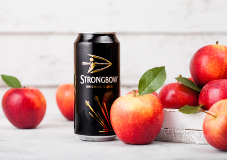 LONDON, UK - SEPTEMBER 13, 2018: Aluminium can of Strongbow Original Cider with fresh apples on wood background.のeditorial素材