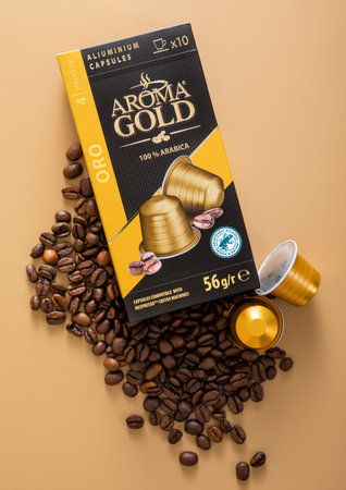 LONDON, UK - DECEMBER 20, 2022: Aroma Gold arabica aluminium capsules for coffee machine with raw beans.Top viewのeditorial素材