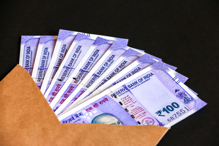 Close up view of envelope with brand new indian one hundred rupees banknotes.の写真素材