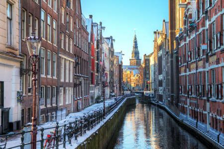 Winter cityscape of the Oudezijds kolk in Amsterdam, the Netherlands, with the Oude Kerk  old church, 1213  in the background  HDRのeditorial素材