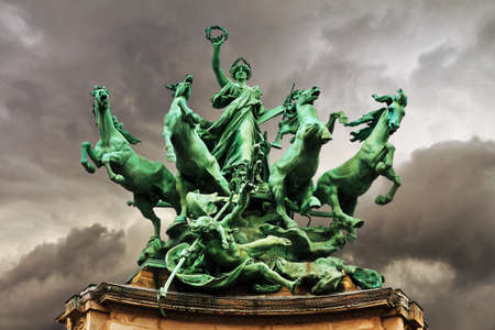 Quadriga statue on top of the Grand Palais in Paris. L'Immortalite devancant le Tempsの写真素材