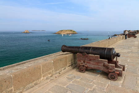 Cannon on the wall of Saint-Malo, Brittany, France, looking towards the islands Grand BÃ© and Petit BÃ©の写真素材
