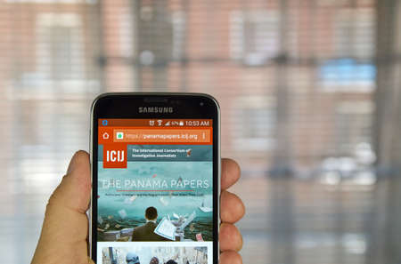 MONTREAL, CANADA - APRIL 5, 2016 : ICIJ web page on mobile phone. ICIJ is International Consortium of Investigative Journalists and well known for The Panama Papers.のeditorial素材