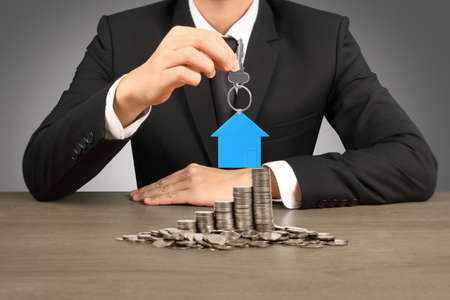 house key in a hand の写真素材