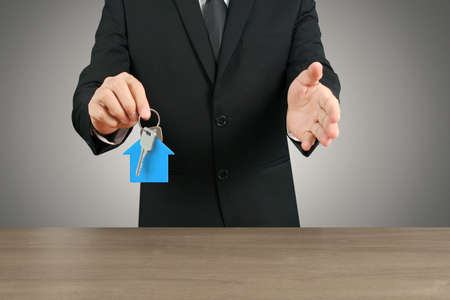 house key in a hand の写真素材