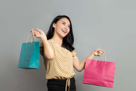 Beautiful indonesian woman posing holding a pizza boxの写真素材