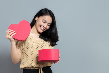 Beautiful indonesian woman posing holding a pizza box