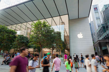 SINGAPORE - MAY 28, 2017: People outside the Apple Store in Singapore at Orchard Road on May 28, 2017のeditorial素材