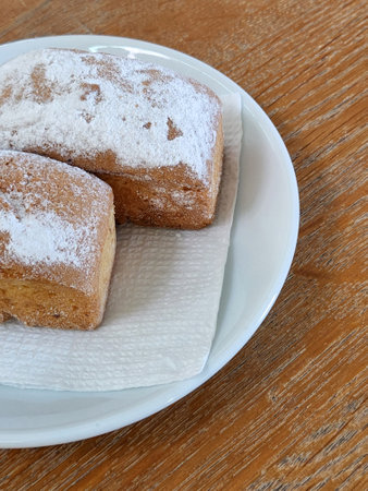 Cupcakes. Cupcakes with powdered sugar. Confectionery on a saucerの写真素材