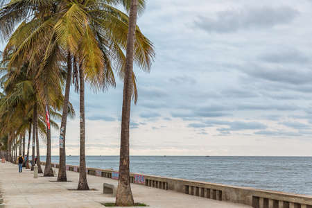 Maputo - Nov 26: Residents of Maputo spend their late afternoon relaxing along the shores of Maputo Bay along Avenida 10 de Novembro in Downtown. November 26, 2014 Maputo, Mozambiqueのeditorial素材