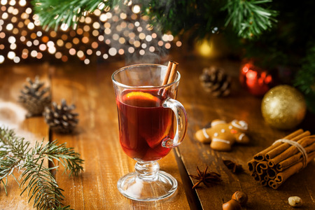 Mulled wine with citrus fruits and cinnamon on a table. Traditional winter hot drink for Christmas Eve party.
の写真素材