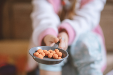 Little girl holds on the game frying pan kinetic sand, cooking game, development and entertainmentの写真素材