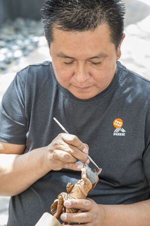 Traditional Hopi Kachina Doll Artist Showing Workのeditorial素材