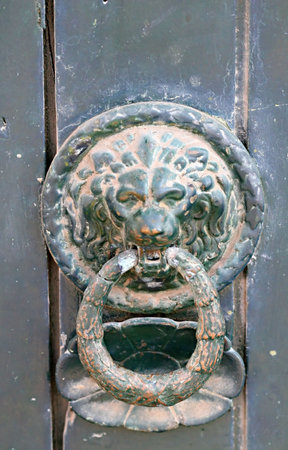 A lion head on a old doorknockerの写真素材