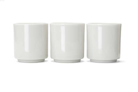 Three plain porcelain Chinese tea cups on white backgroundの写真素材