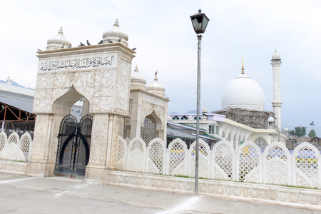 Hazratbal Mosque, Srinagar, Indiaの写真素材