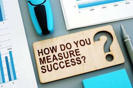How do you measure success written sign and business report with kpi.の写真素材