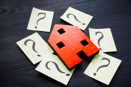 Model of house and question marks. Home value concept.の写真素材