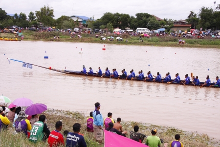 BAN MI,LOP BURI - JULY 28   Unidentified rowers in traditional Thai long boats compete during King s Cup Traditional Long Boat Race Championship on July 28,2013 in Ban mi,Lop Buri,THAILAND のeditorial素材