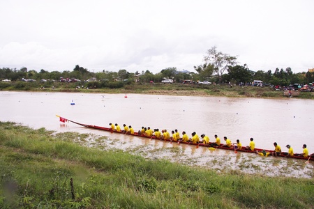 BAN MI,LOP BURI - JULY 28   Unidentified rowers in traditional Thai long boats compete during King s Cup Traditional Long Boat Race Championship on July 28,2013 in Ban mi,Lop Buri,THAILAND のeditorial素材