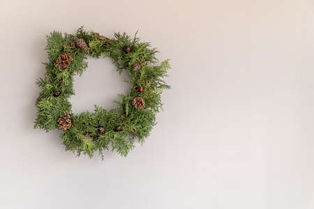 christmas wreath on the gray wall with copy space front viewの写真素材