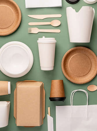 Knolling concept. Eco friendly zero waste disposable tableware top view flat lay on green background. Patternの写真素材