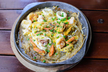 Crisp fried oyster pancake in hot plateの写真素材