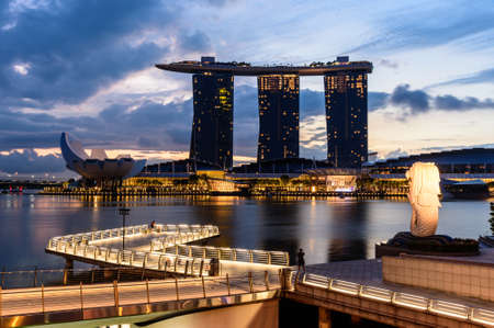 SINGAPORE - NOVEMBER 23, 2016: silhouette of Merlion Statue at Marina Bay against the sunrise. Merlion is a well known marketing icon of Singapore depicted.のeditorial素材