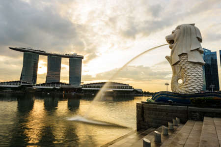 SINGAPORE - NOVEMBER 23, 2016: silhouette of Merlion Statue at Marina Bay against the sunrise. Merlion is a well known marketing icon of Singapore depicted.のeditorial素材