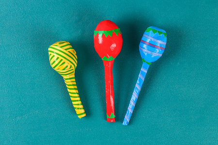 Diy cinco de mayo maracas from eggs, spoons and cereals on a green background. Gift idea, decor cinco de mayo. Step by step. Top view. Process kid children craft.の写真素材