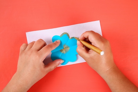9 Diy three-dimensional 3d greeting card with flowers for mothers day on a Living coral background. Gift idea, decor mothers day. Step by step. Top view. Process kid children craft.の写真素材