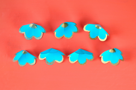 15 Diy three-dimensional 3d greeting card with flowers for mothers day on a Living coral background. Gift idea, decor mothers day. Step by step. Top view. Process kid children craft.の写真素材