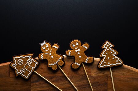Christmas Background Theme. Wooden Cutting Board With Ginger Men On A Black Background. Close-Up. Free Space For Text. Top View.の写真素材