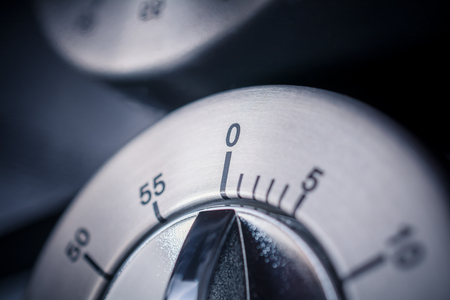0 Minutes - 1 Hour - A Macro Of An Analog Chrome Kitchen Timer With Dark Background And Reflectionの写真素材