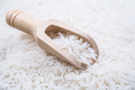 A Wooden Kitchen Scoop On A Pile Of Riceの写真素材