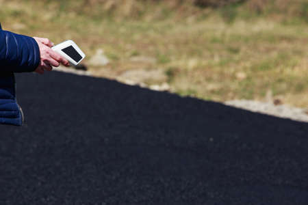 Measuring the temperature of asphalt with an infrared laser device