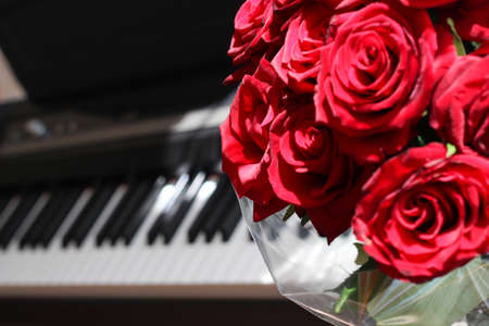 Piano and bouquet of rosesの写真素材