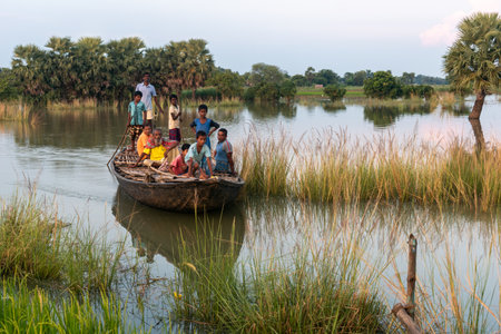 Large areas of West Bengal in India are flooded and flood victims are searching for shelter in small boats.のeditorial素材