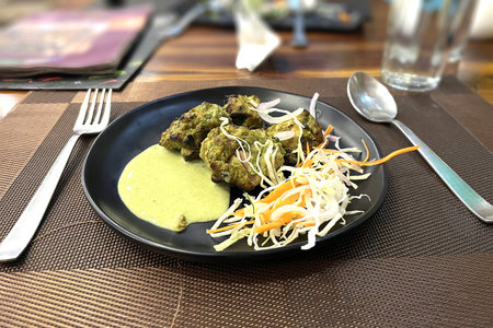Hariyali Chicken Kebab is a flavorful, delicious & juicy chicken recipe popular in North India. It's a chicken kebab made with aromatic green masala. The flavor from the green paste elevates the taste of this kebab to a whole new level.の写真素材
