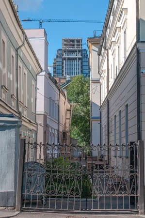 Skyscraper "Oruzheinyi" under construction. View from Degtyarnyi passの写真素材